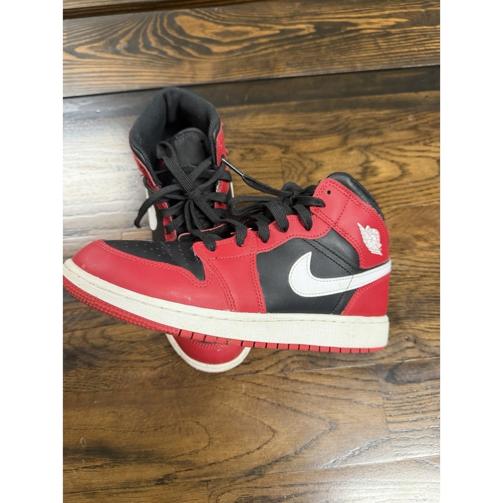 Nike air Jordan Retro Mid bred  Size 7y Or Women's 8